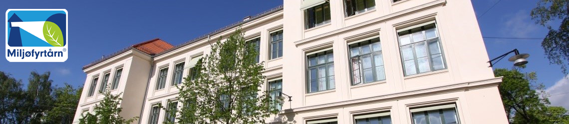 En bygning med trær foran