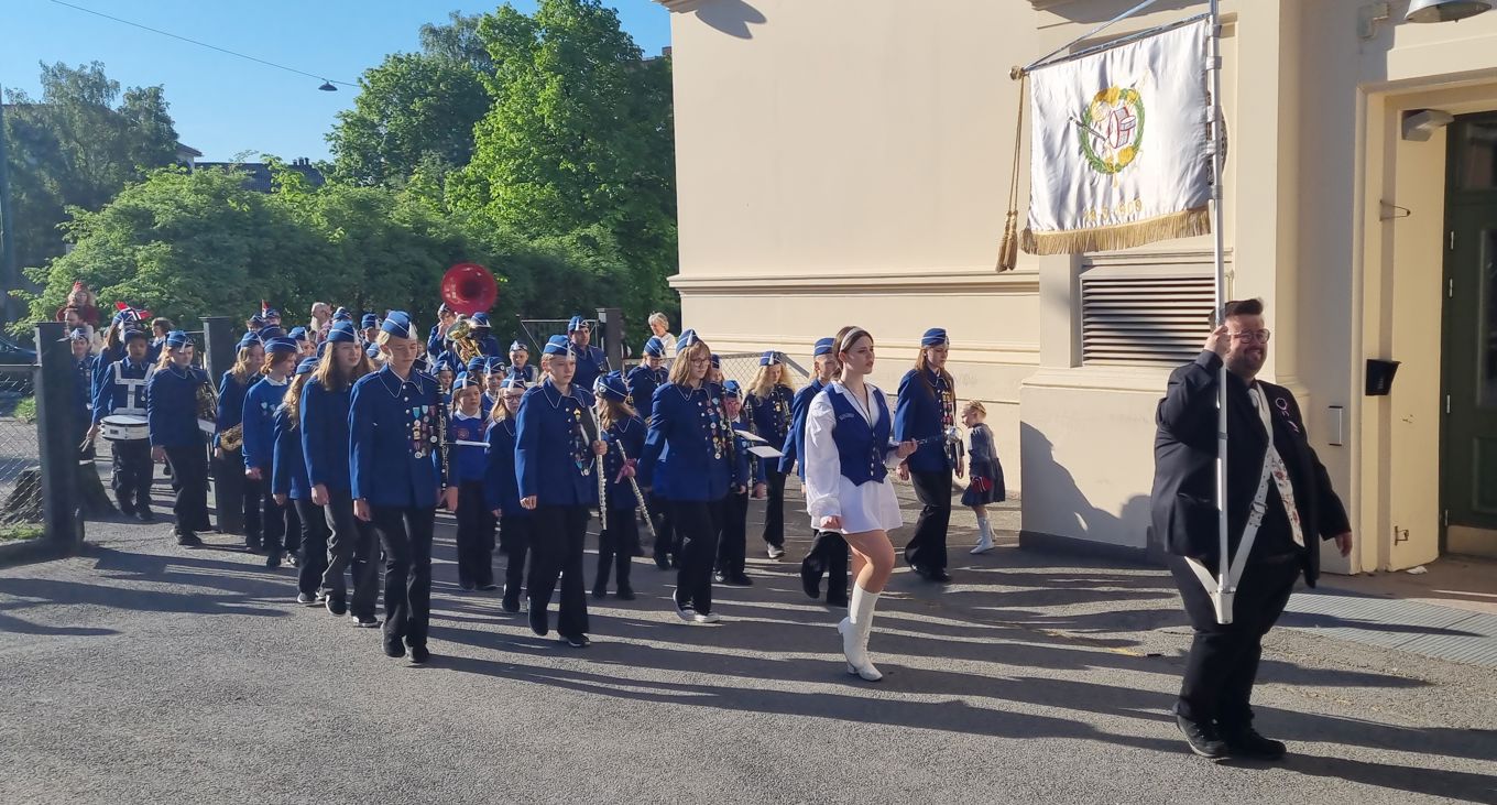 en gruppe mennesker som marsjerer en gruppe mennesker som marsjerer