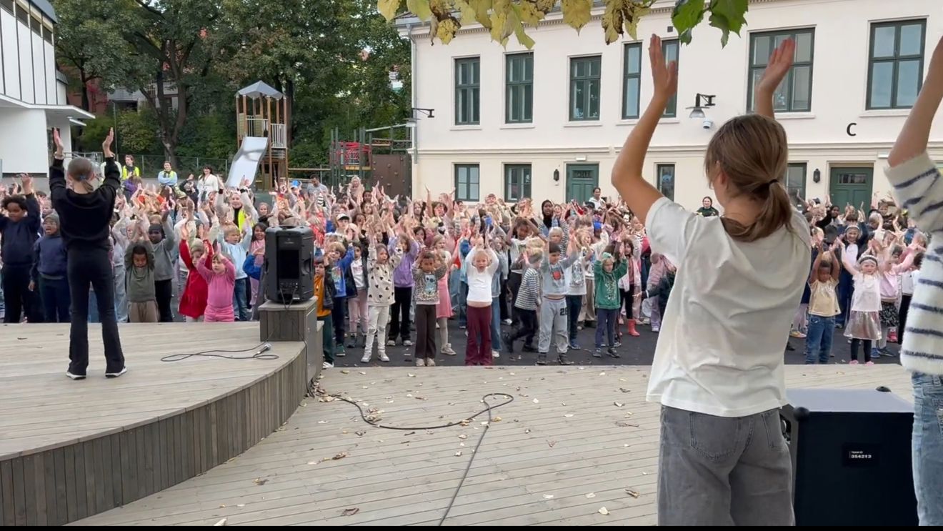 en gruppe mennesker som står på en scene