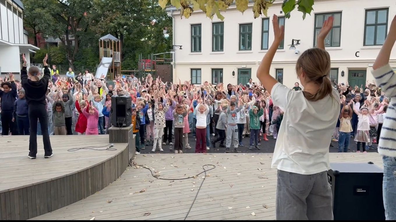 en gruppe mennesker som står på en scene