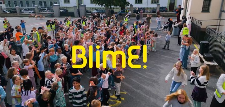 En stor gruppe elever som skal danse blimE-dansen